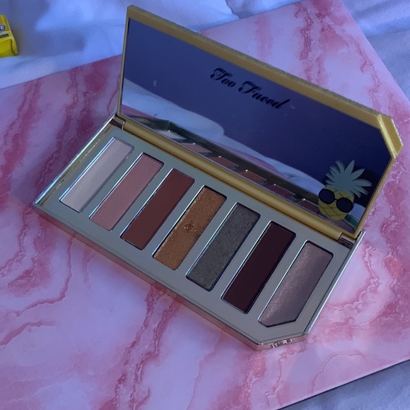 Too faced sparkling pineapple eye shadow palette - Picture 2 of 3